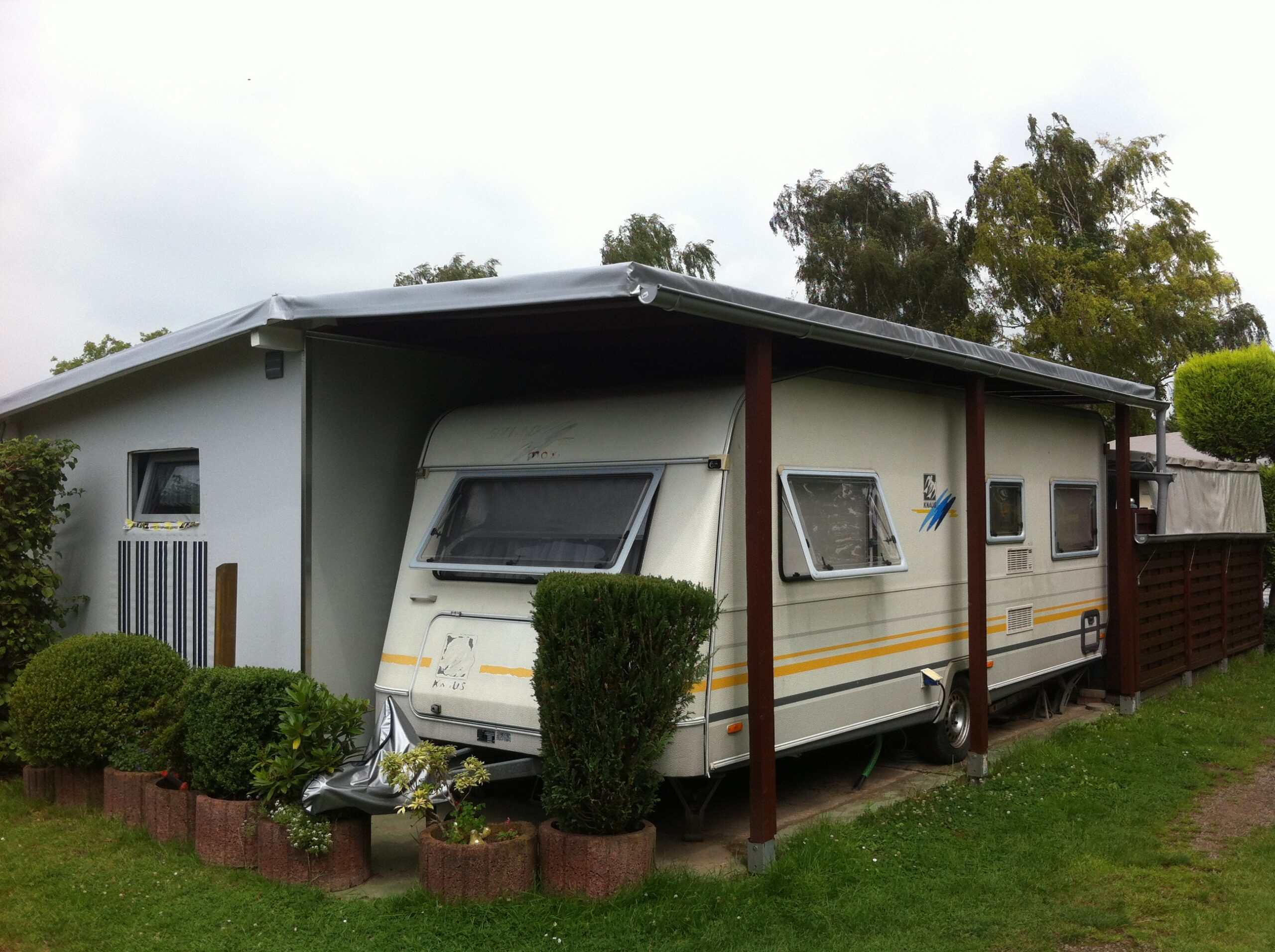 Wohnwagenvorzelt mit Schutzdach